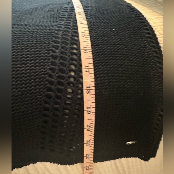 Bundle of 2 Guess Sweaters Size Small - Picture 14 of 15